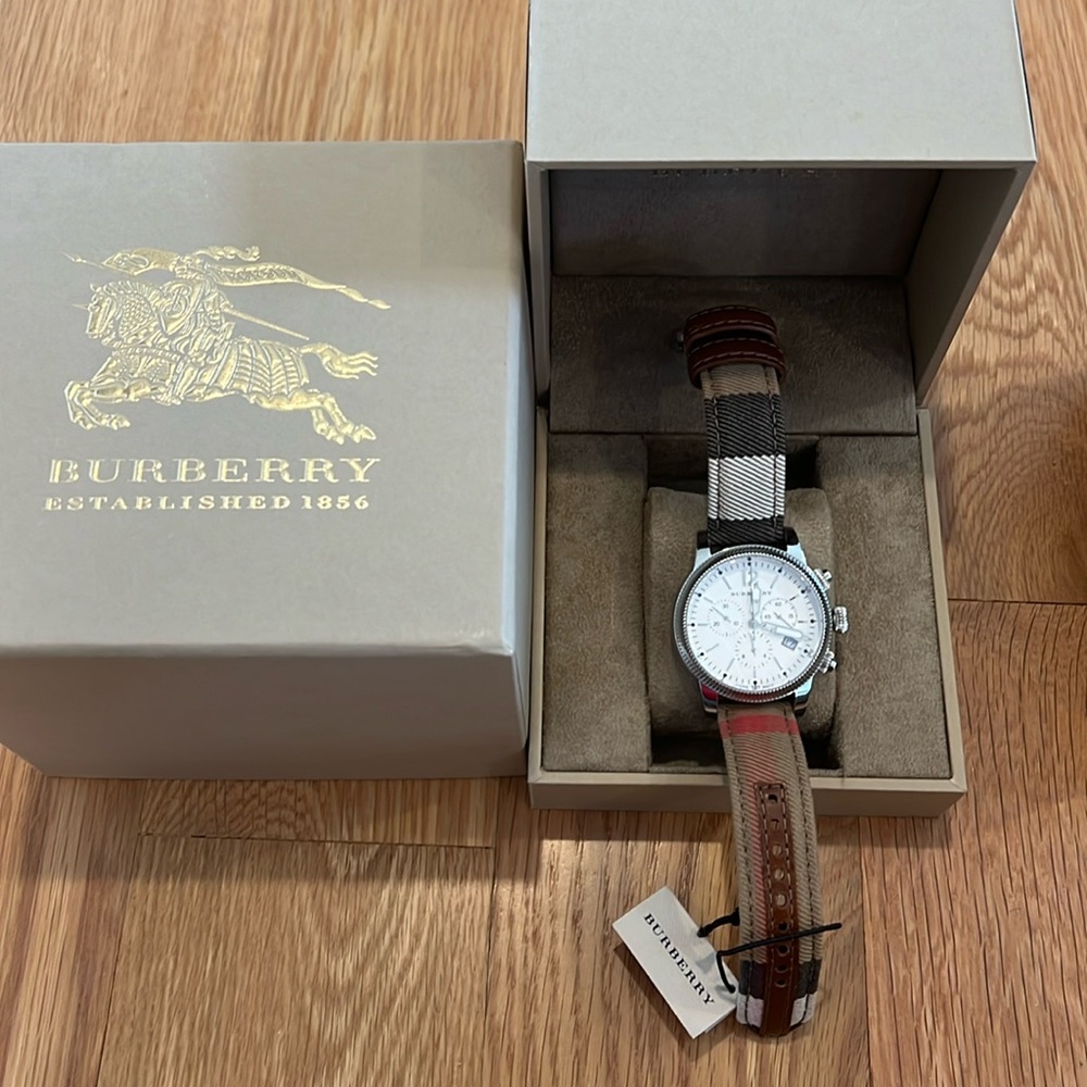 Burberry chronograph watch. (Women’s/Unisex)
